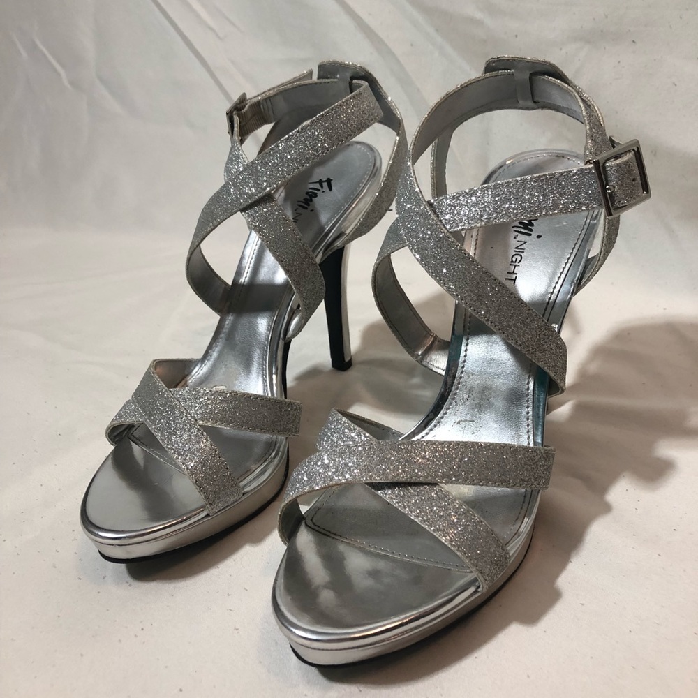 NO FILTER! SPARKLY SILVER HEELS👠